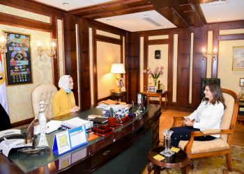 الاء الوزيرة لمدة يوم واحد تستقبل السفيرة نبيلة مكرم