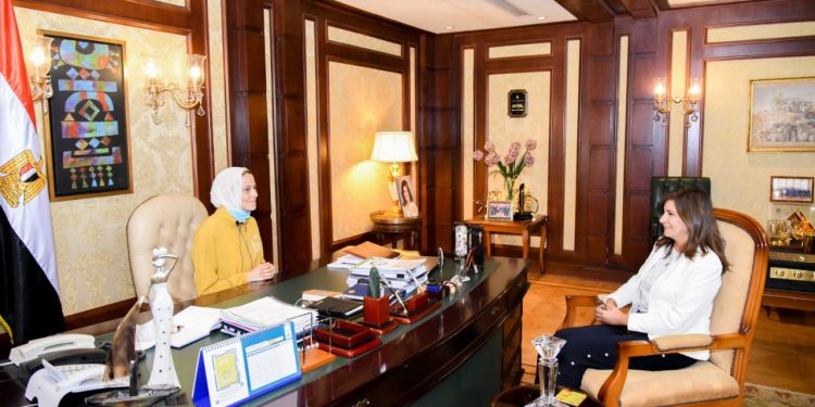 الاء الوزيرة لمدة يوم واحد تستقبل السفيرة نبيلة مكرم