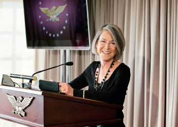 لويز جلوك الفائزة بنوبل 2020 للآداب.. من رحم الموت يولد الإبداع