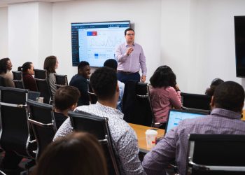 تدريب العاملين وأعضاء هيئة التدريس بجامعة الأقصر على إدارة الفصول الإفتراضية