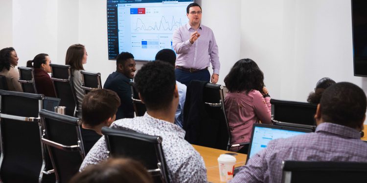 تدريب العاملين وأعضاء هيئة التدريس بجامعة الأقصر على إدارة الفصول الإفتراضية