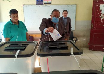 رئيس جامعة حلوان يدلي بصوته في انتخابات مجلس النواب بمقر لجنته بالعجوزة.