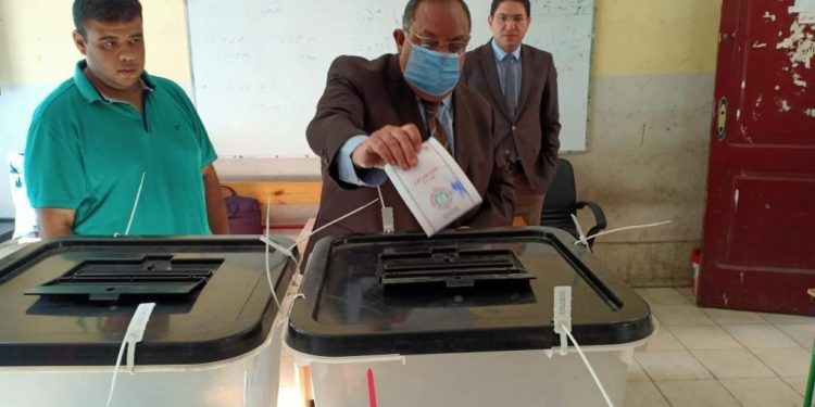 رئيس جامعة حلوان يدلي بصوته في انتخابات مجلس النواب بمقر لجنته بالعجوزة.