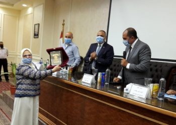 علوم عين شمس تكرم الدكتورة منى طلعت