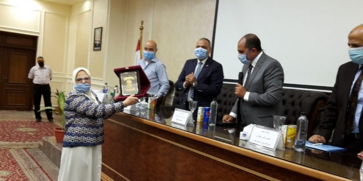 علوم عين شمس تكرم الدكتورة منى طلعت