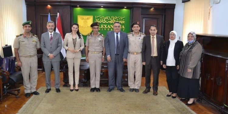 جامعة الإسكندرية توقع بروتوكولا للتعاون مع مركز البحوث الطبية بوزارة الدفاع