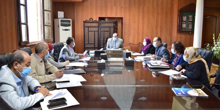 رئيس جامعة بني سويف: توفير فصول دراسية منفصلة وسكن بالمدن الجامعية للطلاب الوافدين