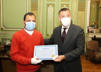 لماذا كرم رئيس جامعة عين شمس عامل شركة الكهرباء؟