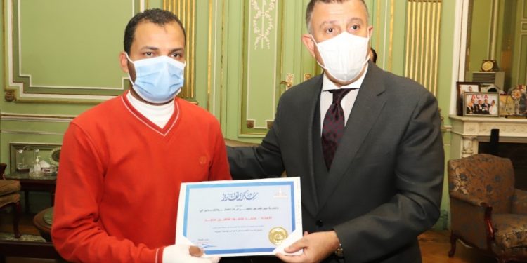 لماذا كرم رئيس جامعة عين شمس عامل شركة الكهرباء؟