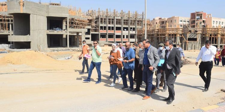 وفد وزارة التخطيط يتابع الموقف التنفيذي للمشروعات الإنشائية بجامعة سوهاج