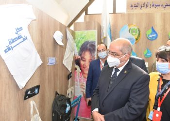 رئيس جامعة أسيوط يفتتح معرضًا بيئيًا وآخر فنيًا والمتحف الوثائقى بتاريخ الجامعة