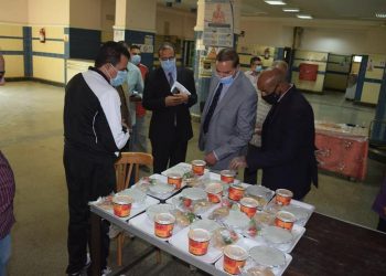 رئيس جامعة سوهاج يتابع مراحل إعداد الطعام المطعم المركزي