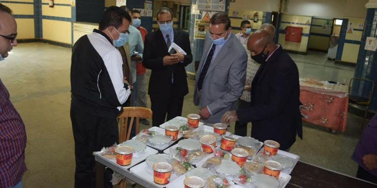 رئيس جامعة سوهاج يتابع مراحل إعداد الطعام المطعم المركزي