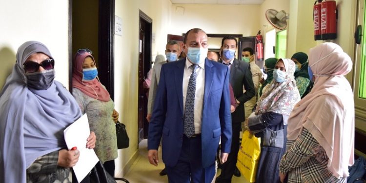 «رئيس جامعة بني سويف» يحيل خمسة من العاملين للتحقيق لعدم ارتداء الكمامات