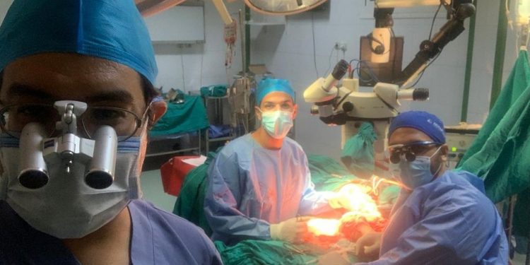 جامعة أسيوط تعلن نجاح جراحة معقدة لتوصيل ذراع مبتور لطالبة بكلية الآداب
