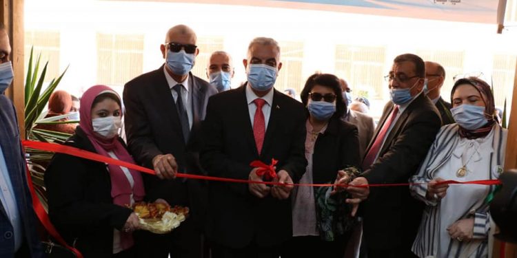 رئيس جامعة المنوفية ونوابه يفتتحون معرض الأسبوع البيئي الثامن