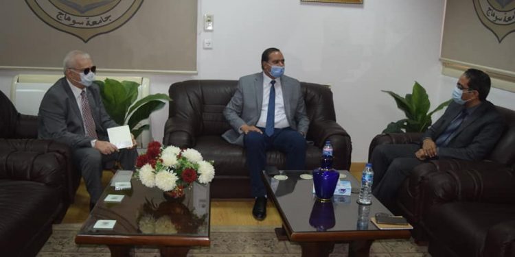 رئيس جامعة سوهاج يتابع تجهيز مبني كلية الفنون التطبيقية والتراثية