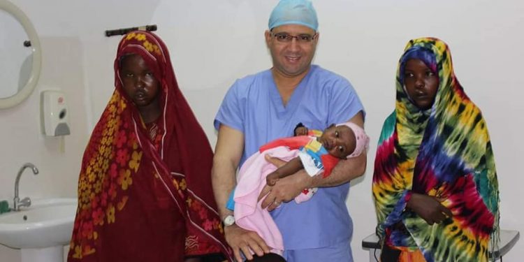 كورونا تقضى على أشهر جراح مصرى رسم البسمة على شفاه أطفال افريقيا