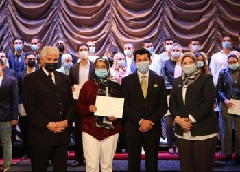 وزير الشباب والرياضة يكرم أبطال الثانوية المتفوقين رياضياً "صور"