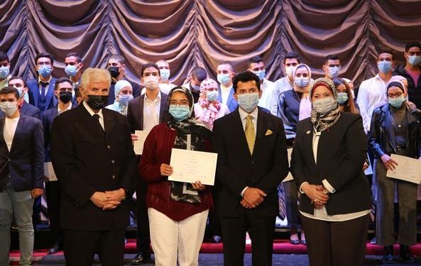 وزير الشباب والرياضة يكرم أبطال الثانوية المتفوقين رياضياً "صور"