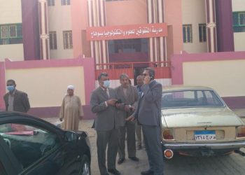 وكيل تعليم سوهاج: شددنا على تنفيذ الاشتراطات الفنية بمدرسة المتفوقين للعلوم "صور"