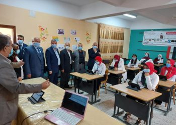 نائب وزير التعليم يشرح درس كيمياء لطالبات الشرقية "صور"