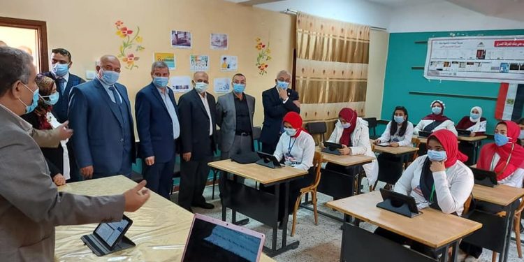 نائب وزير التعليم يشرح درس كيمياء لطالبات الشرقية "صور"