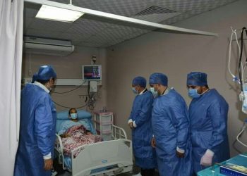 رئيس جامعة الزقازيق يطمئن علي استقرار الحالة الصحية لمريض زراعة الكلي بالمستشفيات الجامعية