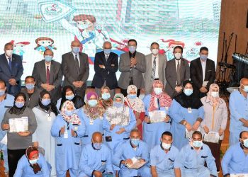 جامعة المنصورة تكرم الأطقم الطبية بمستشفى الأطفال لجهودهم خلال كورونا