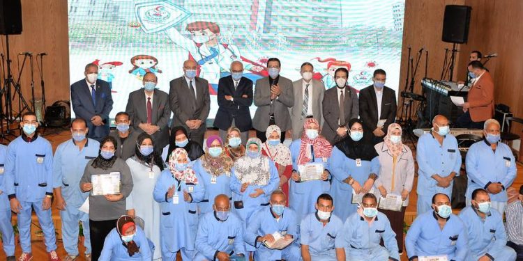 جامعة المنصورة تكرم الأطقم الطبية بمستشفى الأطفال لجهودهم خلال كورونا