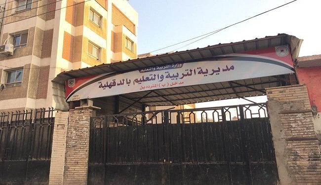 أصابوا معلمة بنزيف بالأنف والفم .. إحالة طالب بالدقهلية للجنة القيم وحبس ولي أمره  