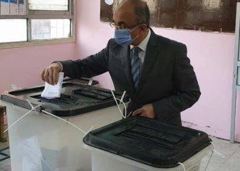 رئيس جامعة الزقازيق يدلي بصوته في انتخابات مجلس النواب