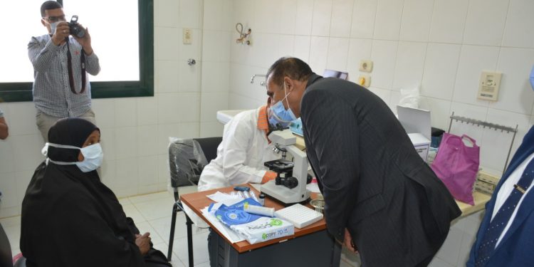 رئيس جامعة أسوان: إحالة الحالات الحرجة بالقافلة الطبية لأسوان الجديدة إلي المستشفي الجامعي
