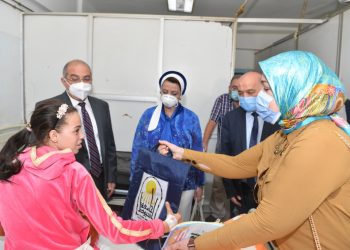 رئيس جامعة أسيوط يقدم كتب مقررات الدراسة هدية لطالبة أجرت عملية خطيرة