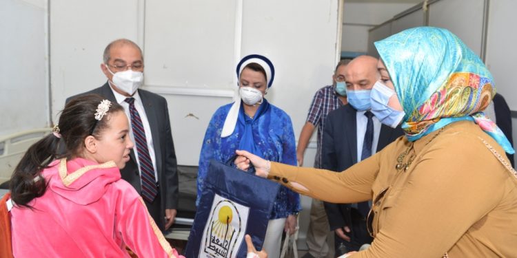 رئيس جامعة أسيوط يقدم كتب مقررات الدراسة هدية لطالبة أجرت عملية خطيرة