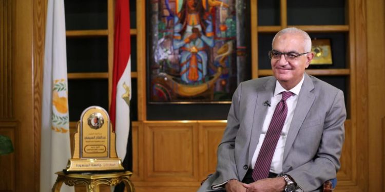 رئيس جامعة المنصورة: جائحة كورونا فرضت ظروفًا استثتنائية.. وبالدليل نتواجد في أكبر التصنيفات الدولية