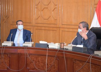 محافظ الإسماعيلية يكرم رئيس جامعة القناة وفريق عمل بكلية الهندسة