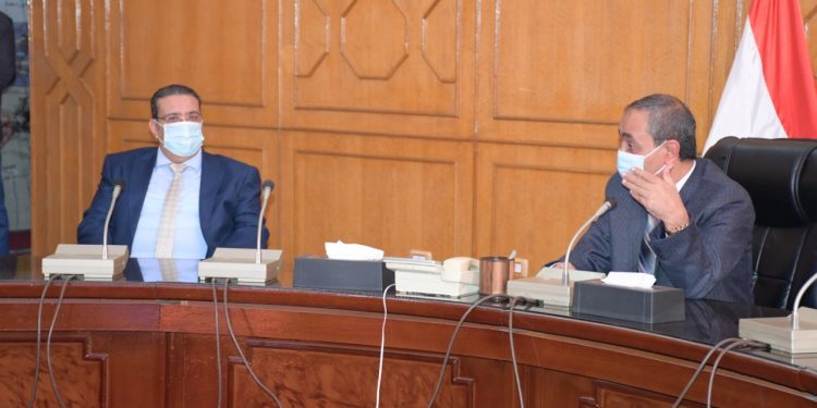 محافظ الإسماعيلية يكرم رئيس جامعة القناة وفريق عمل بكلية الهندسة