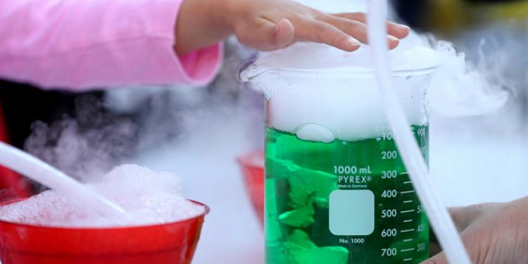 "كورونا يقترب من النهاية".. الثلج السحري رحلة لقاح الأمل لإنقاذ البشرية