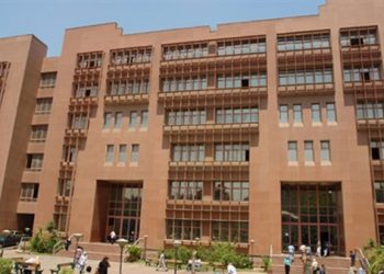 آداب عين شمس .. توزيع المناهج الدراسية على سيديهات للطلاب