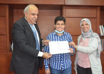 مكافئات مالية وشهادات تقدير للطلاب الفائزين في مسابقة المقالات العلمية