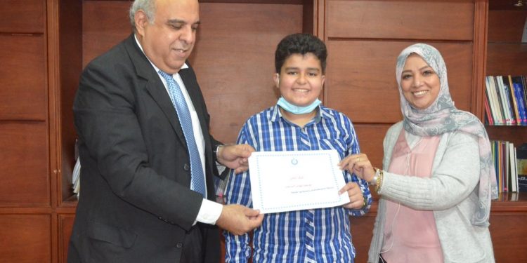 مكافئات مالية وشهادات تقدير للطلاب الفائزين في مسابقة المقالات العلمية