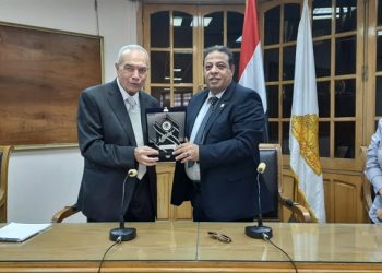 آداب عين شمس تكرم الدكتور جمال السعيد لحصوله على جائزة الجامعة التقديرية