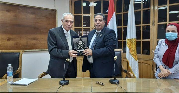 آداب عين شمس تكرم الدكتور جمال السعيد لحصوله على جائزة الجامعة التقديرية