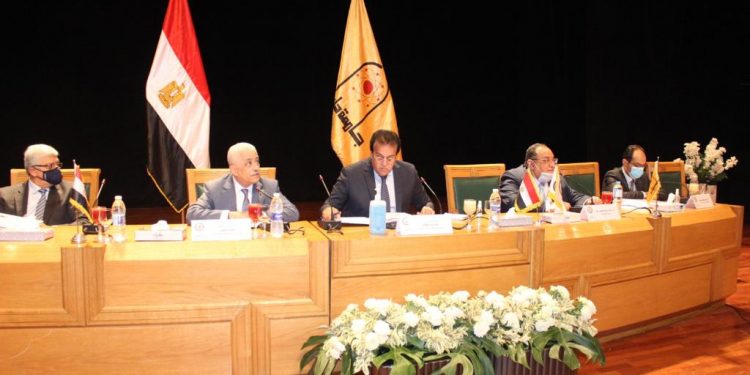 حقيقة دمج الامتحانات بالجامعات والمعاهد على مستوى الجمهورية واستبدالهما بأبحاث