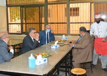 رئيس جامعة الفيوم يشدد على اتباع القواعد الصحية لإعداد الأطعمة بالمدينة الجامعية