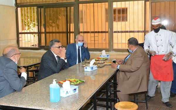 رئيس جامعة الفيوم يشدد على اتباع القواعد الصحية لإعداد الأطعمة بالمدينة الجامعية