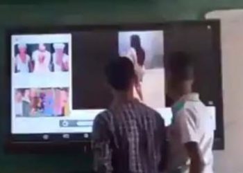 عرض مقطع رقص داخل مدرسة ثانوية والمعلم يعلق " تكسب دهب لو اشتغلت في مصر"