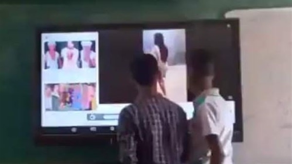 عرض مقطع رقص داخل مدرسة ثانوية والمعلم يعلق " تكسب دهب لو اشتغلت في مصر"
