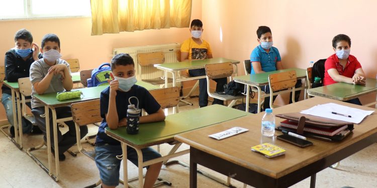 الحكومة: الدراسة مستمرة بالمدراس والجامعات